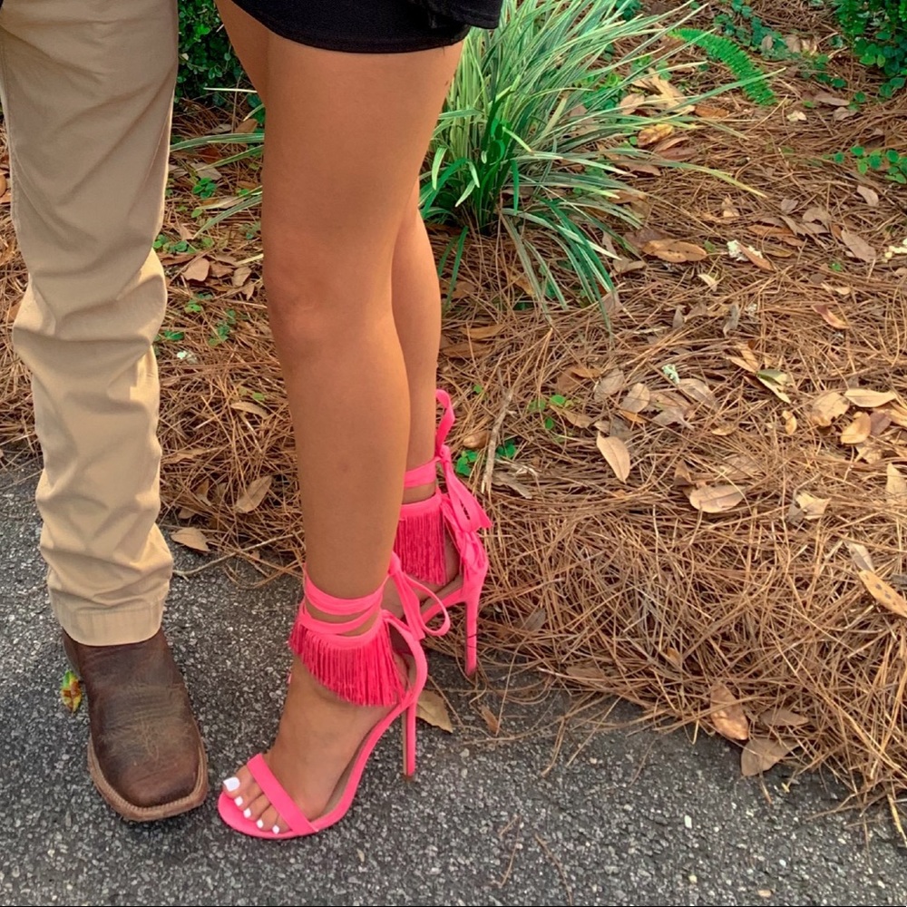 DOLLSKILL “ garssison “ hot pink fringe heels
